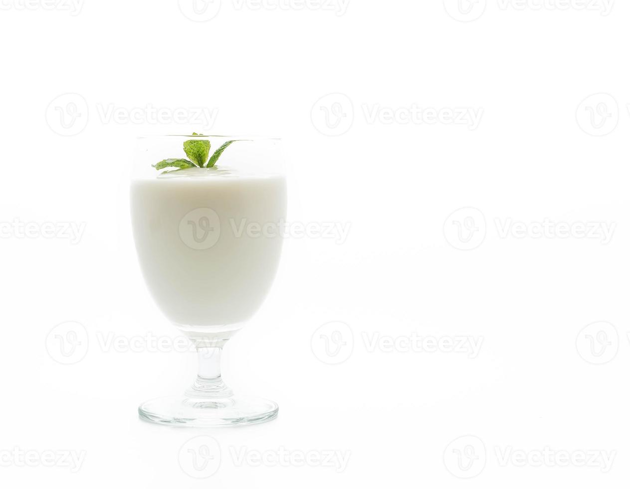 een glas yoghurt op een witte achtergrond foto