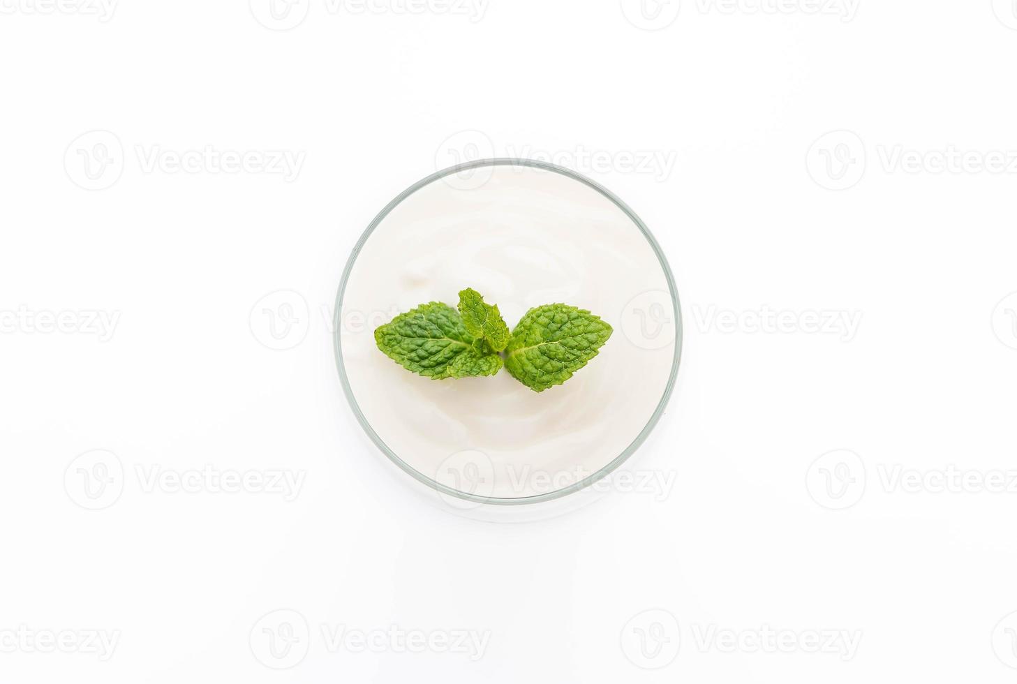 een glas yoghurt op een witte achtergrond foto