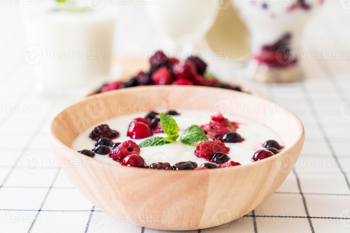 yoghurt met gemengde bessen op tafel foto