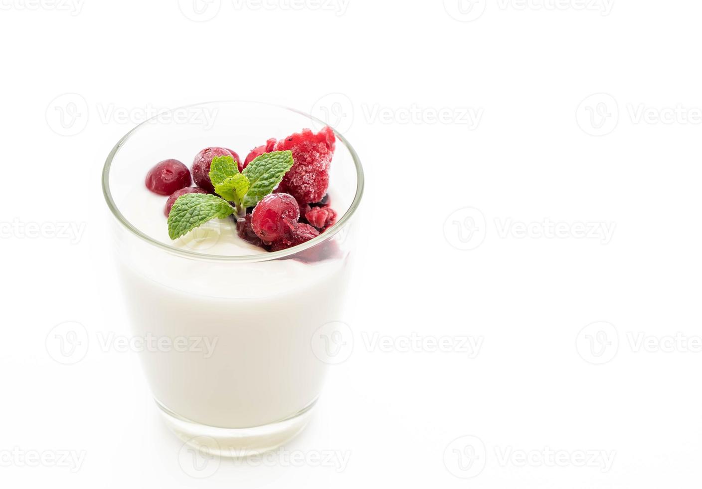 yoghurt met gemengde bessen op witte achtergrond foto