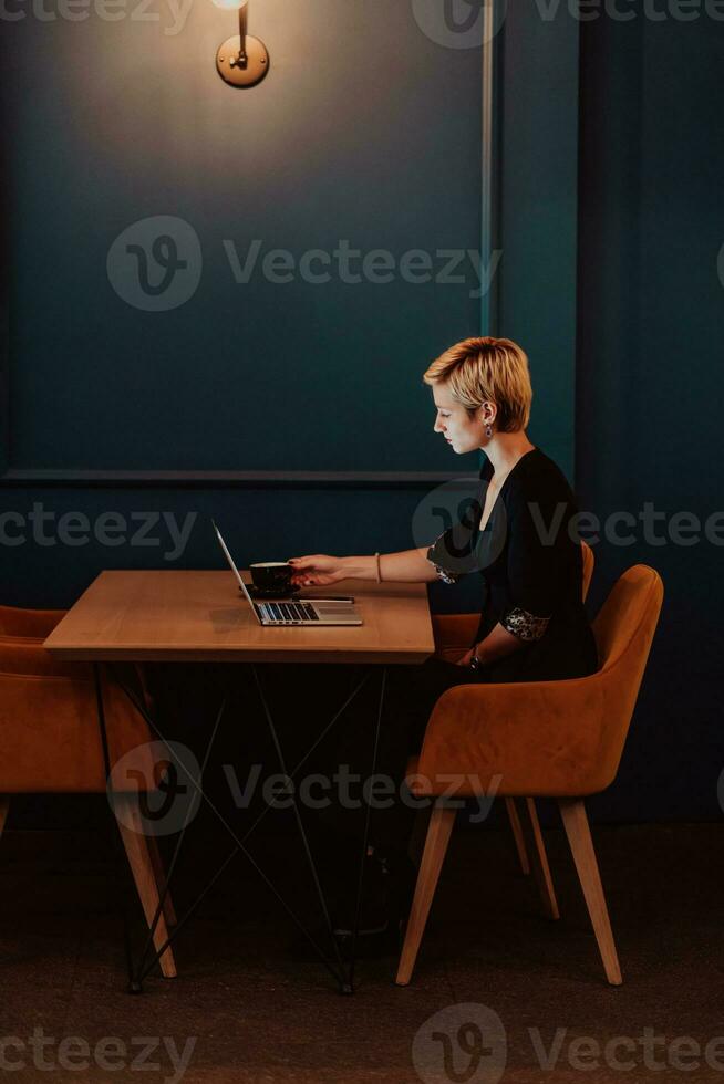 zakenvrouw zittend in een cafe terwijl gefocust Aan werken Aan een laptop en deelnemen in een online vergaderingen. selectief focus. hoog kwaliteit foto