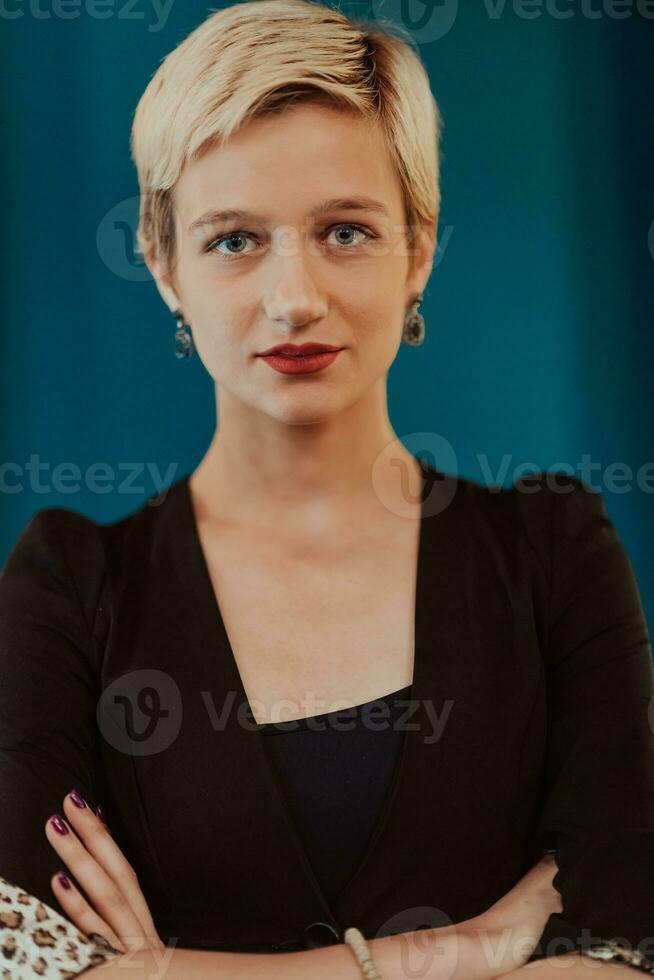 mooi bedrijf vrouw, geslaagd vertrouwen met armen gekruiste Aan modern blauw mat achtergrond. selectief focus foto