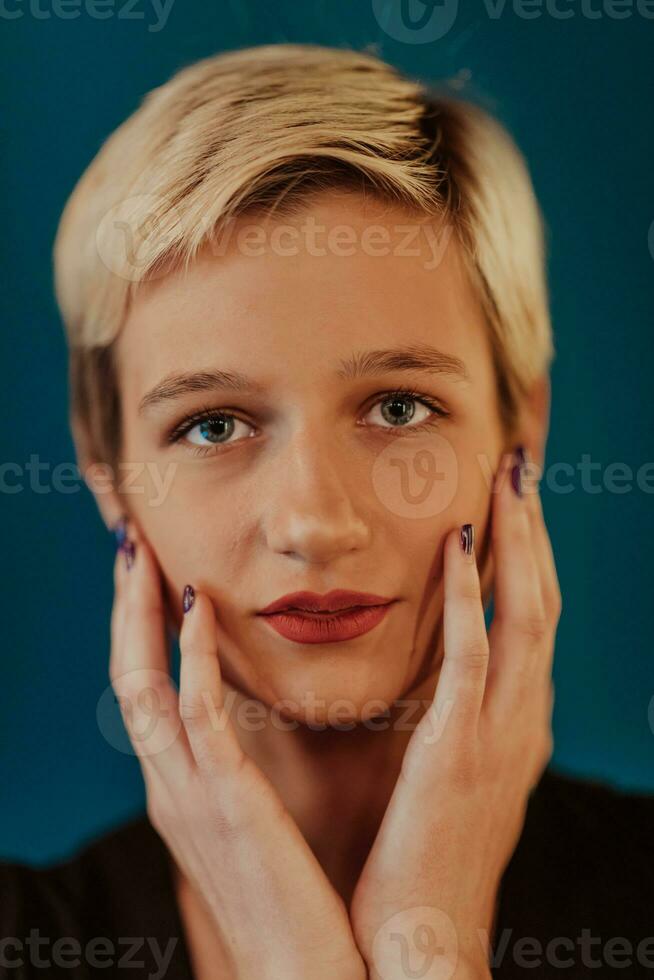 foto mooi zakenvrouw, geslaagd zelfverzekerd jong vrouw poseren met handen Aan gezicht. selectief focus