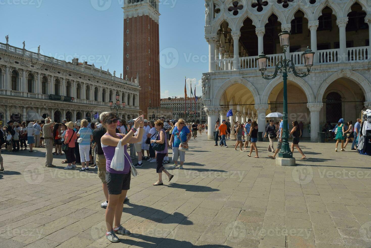 toerist vrouw hebben prachtig vakantie tijd in Venetië foto
