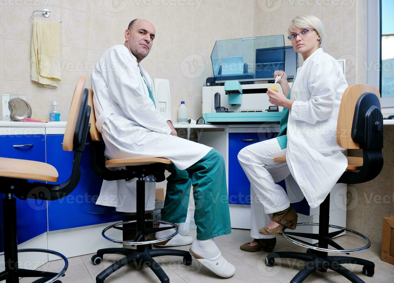 dierenarts en assistent in een dierenkliniek foto