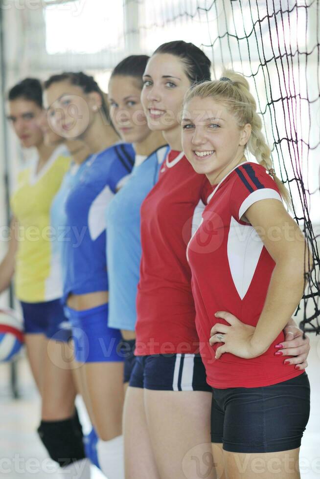 meisjes spelen volleybal indoor spel foto