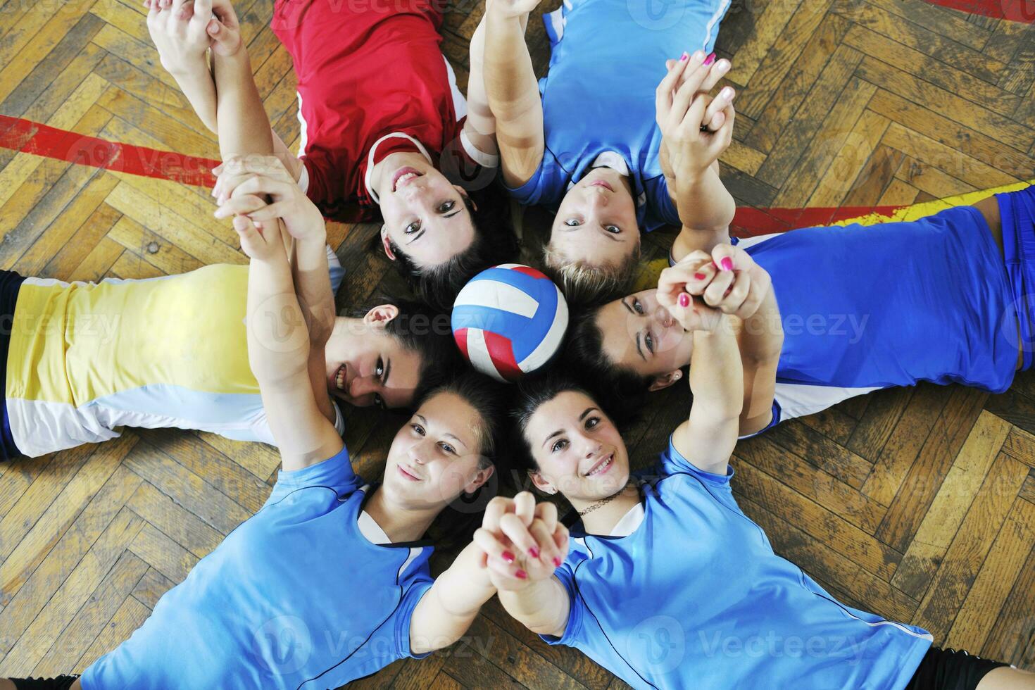 meisjes spelen volleybal indoor spel foto