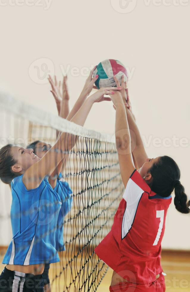 meisjes spelen volleybal indoor spel foto