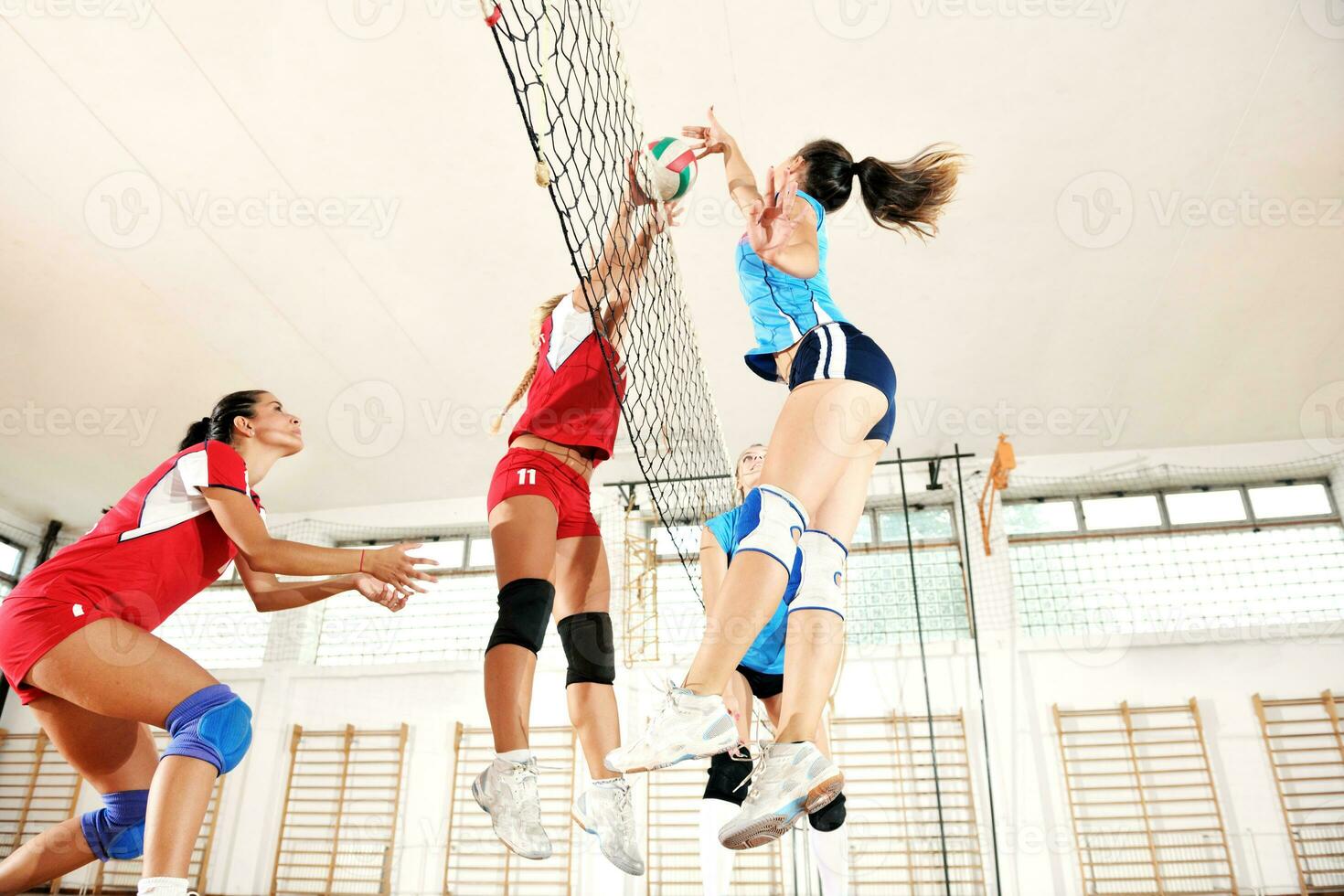 meisjes spelen volleybal indoor spel foto