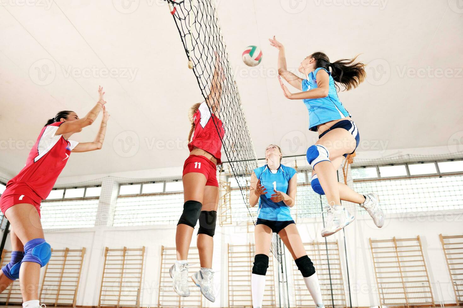 meisjes spelen volleybal indoor spel foto