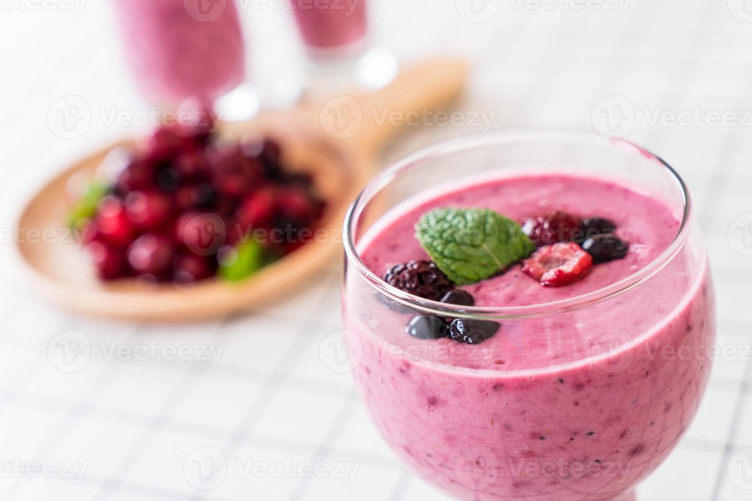 gemengde bessen met yoghurt smoothies op tafel foto