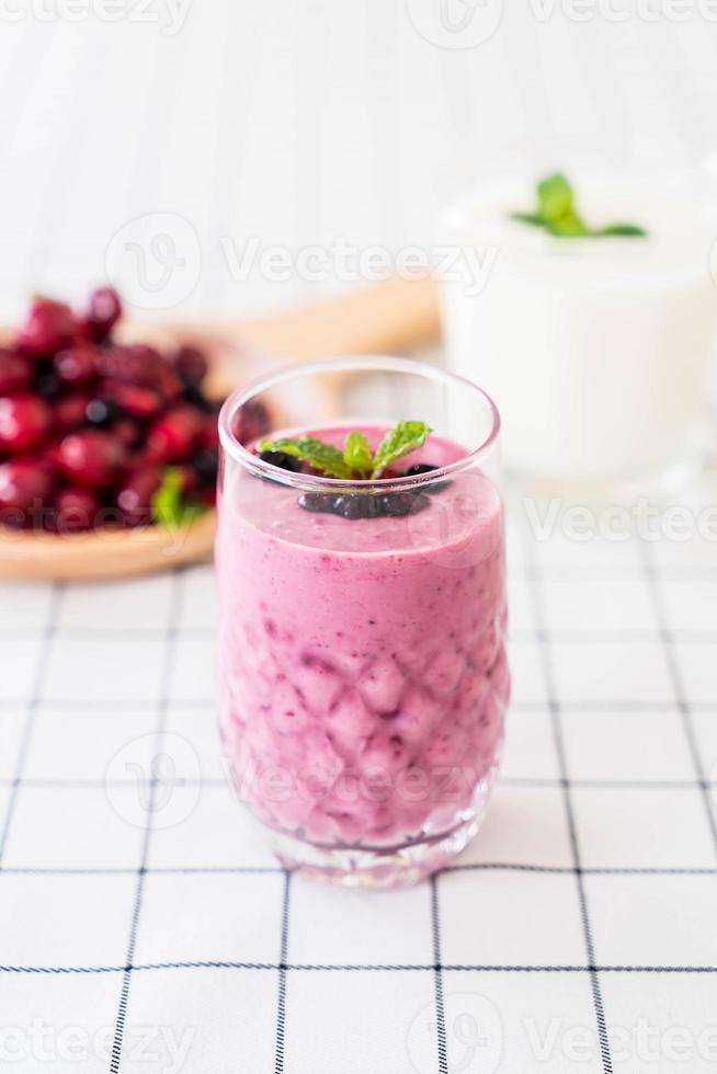 gemengde bessen met yoghurt smoothies op tafel foto