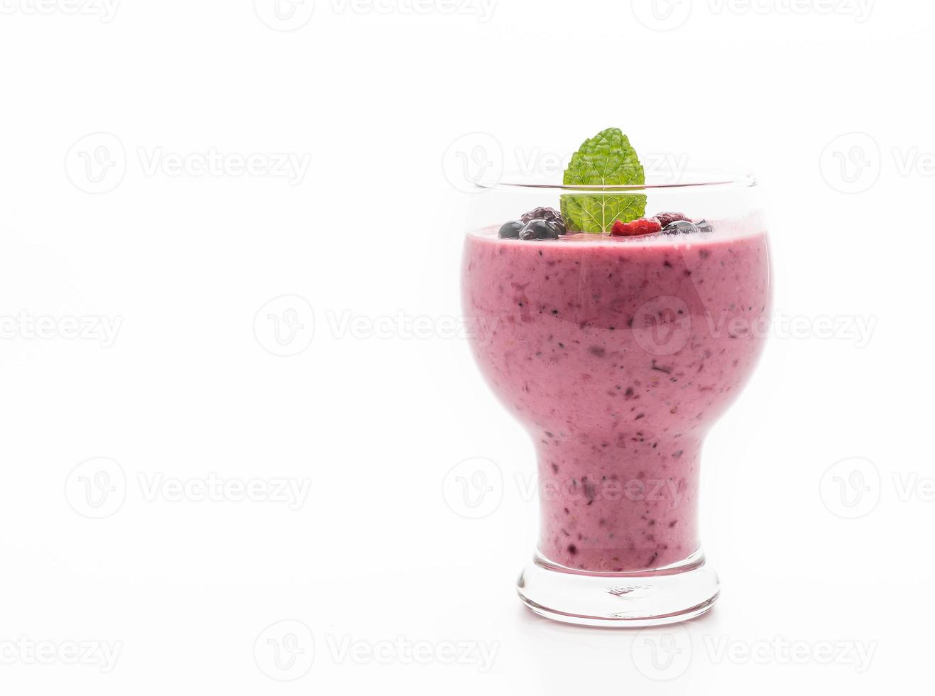 gemengde bessen met yoghurt smoothies op witte achtergrond foto