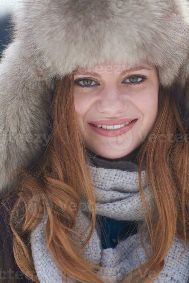 portret van mooi jong rood haar vrouw in sneeuw landschap foto