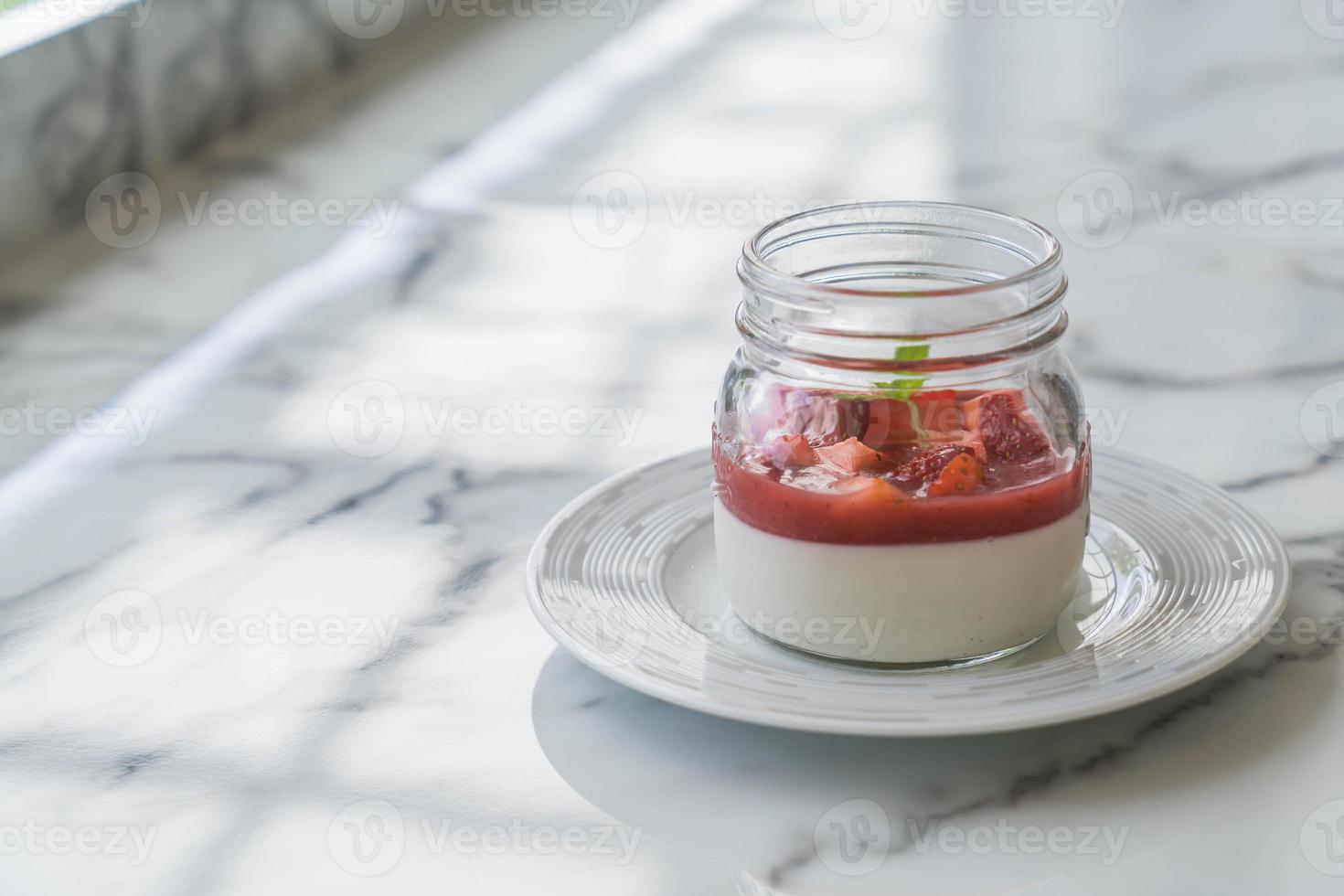 huisgemaakt dessert panna cotta met aardbeiensaus foto