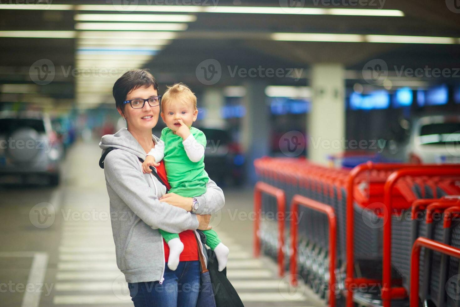 moeder met baby in boodschappen doen foto