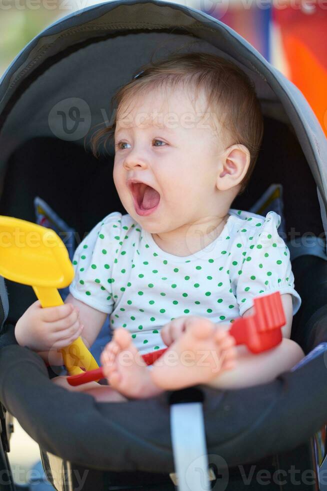 portret van baby in vervoer foto