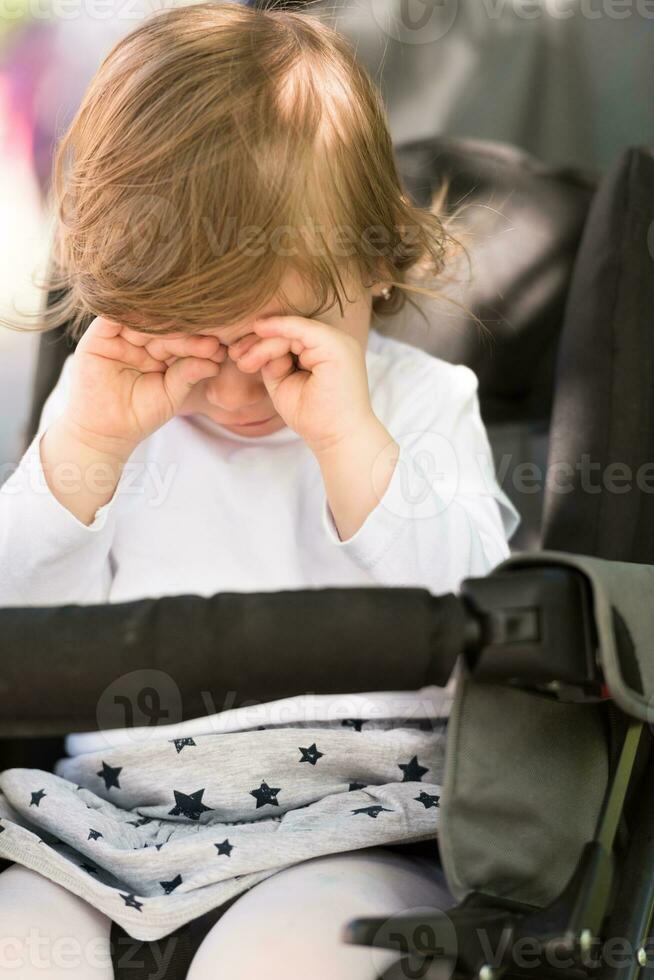 baby meisje zittend in de kinderwagen foto