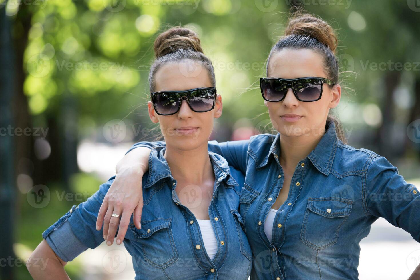 tweeling zus met zonnebril foto