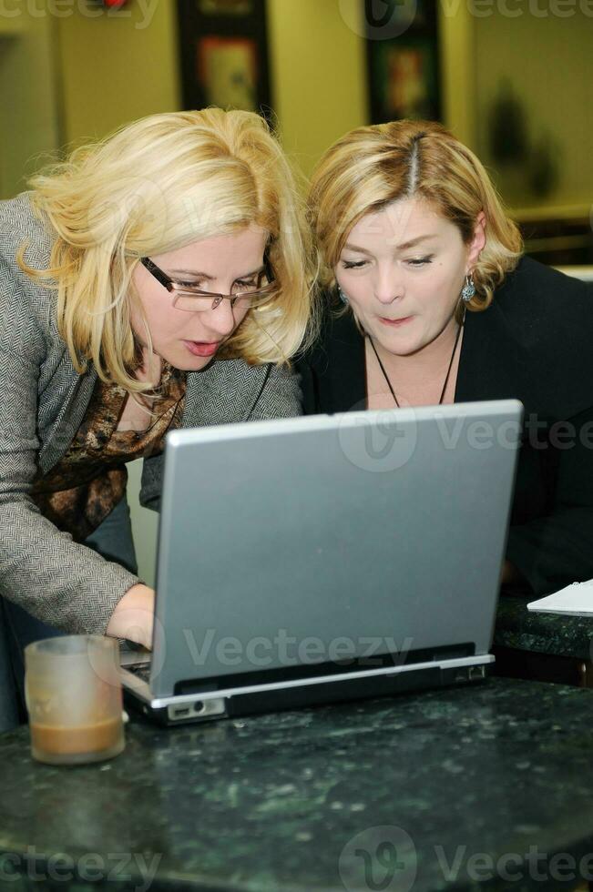 gelukkig volwassen vrouw werk Aan laptop foto