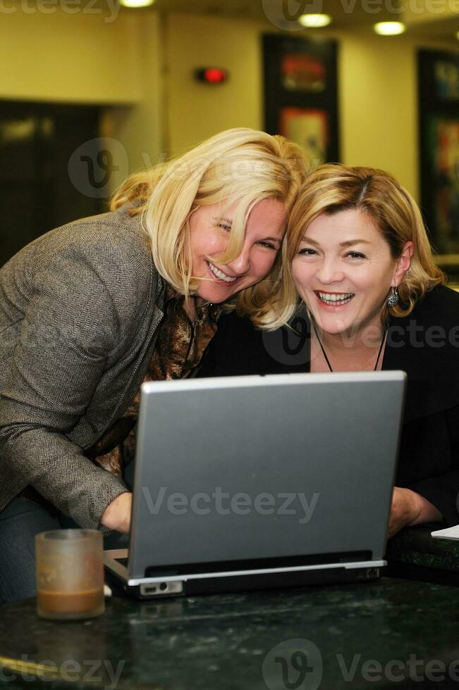 gelukkig volwassen vrouw werk Aan laptop foto