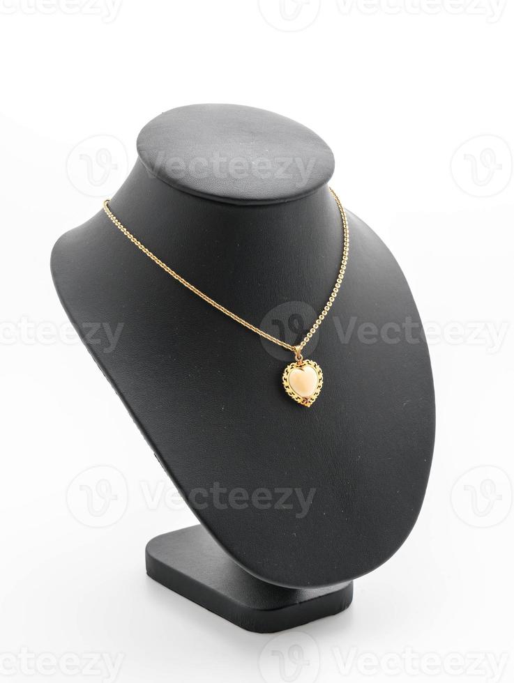 mooie en luxe ketting met sieraden stand nek op wit foto