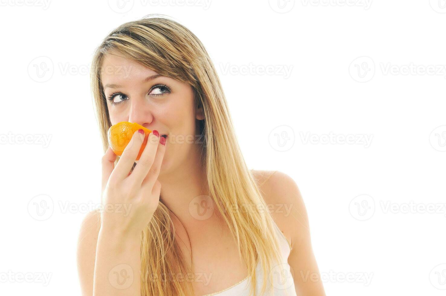 vrouw portret met oranje geïsoleerd Aan wit foto