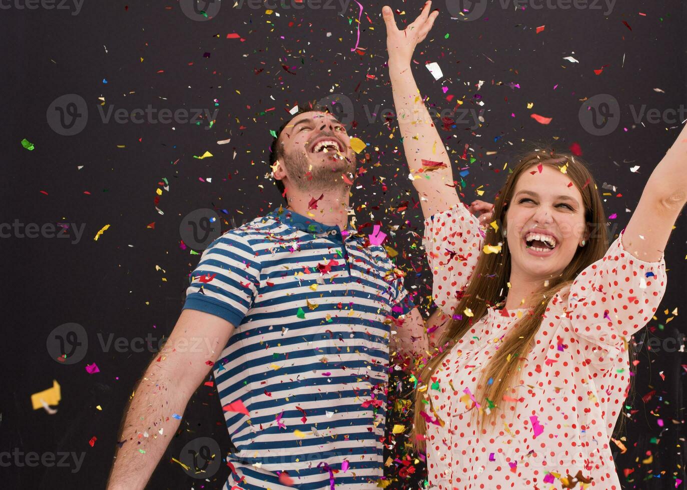 paar blazen confetti in de lucht geïsoleerd over- grijs foto