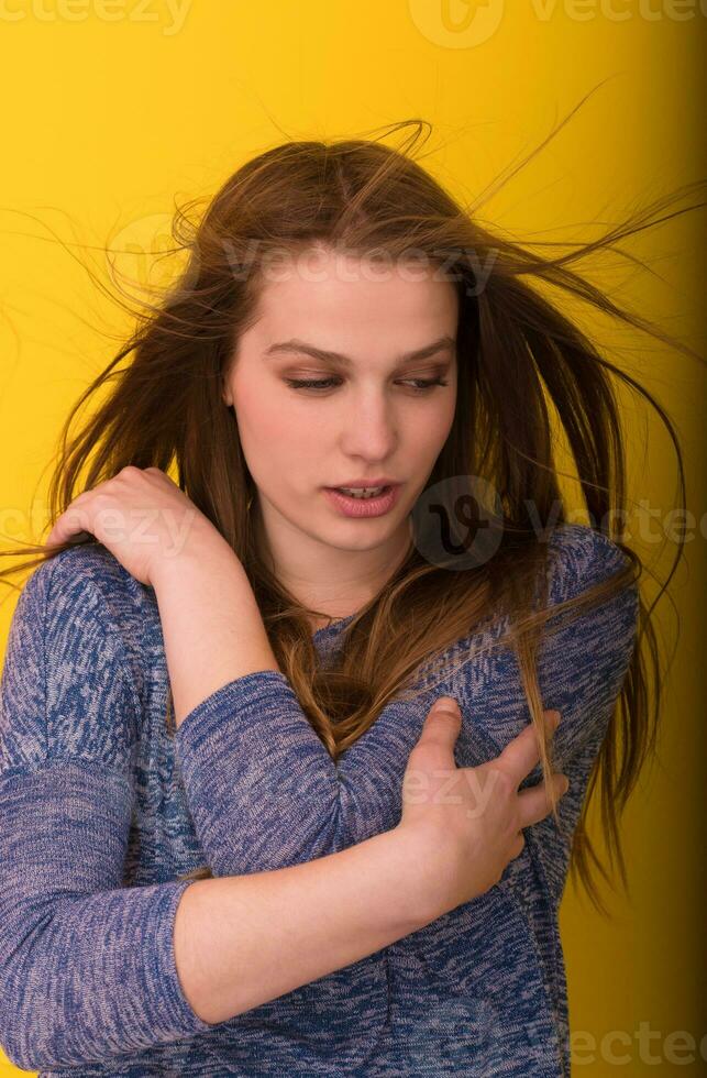 mooi vrouw spelen met haar lang zijdezacht haar- foto