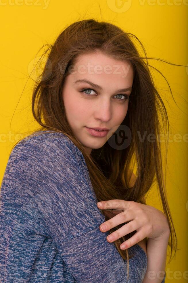 mooi vrouw spelen met haar lang zijdezacht haar- foto