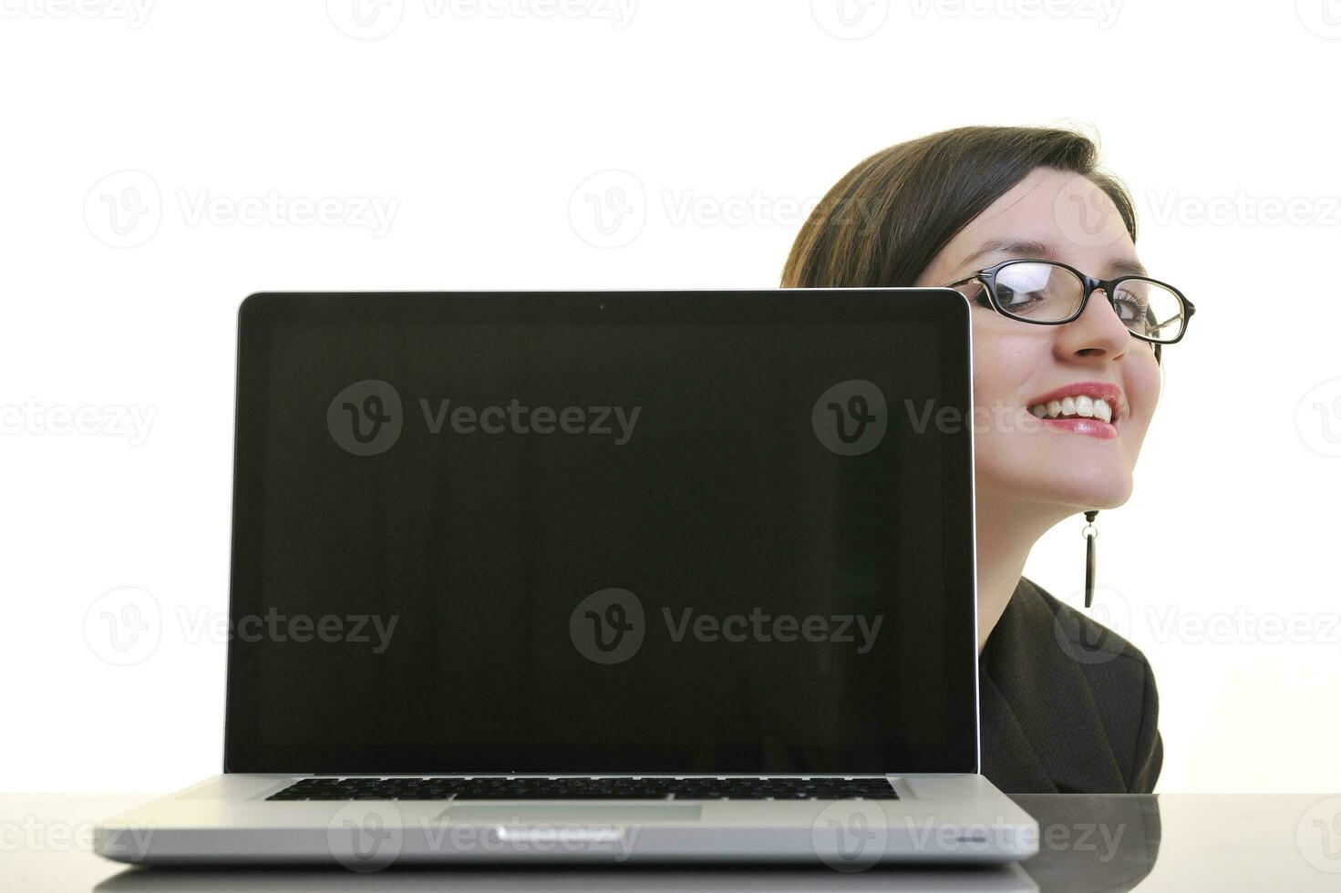 bedrijf vrouw werken Aan laptop geïsoleerd Aan wit foto