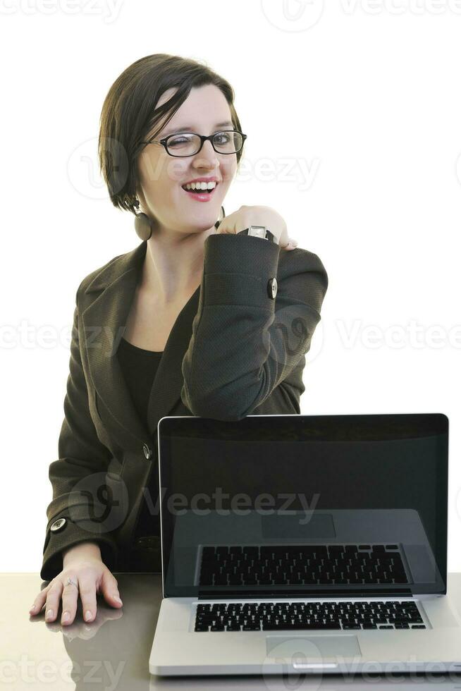 bedrijf vrouw werken Aan laptop geïsoleerd Aan wit foto