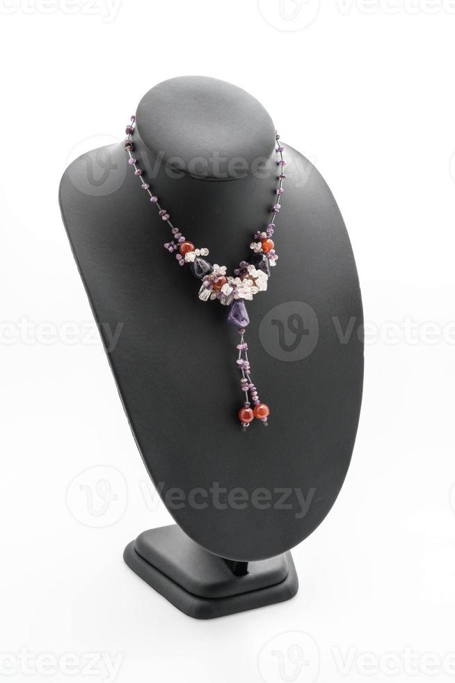 mooie en luxe ketting met sieraden stand nek op wit foto