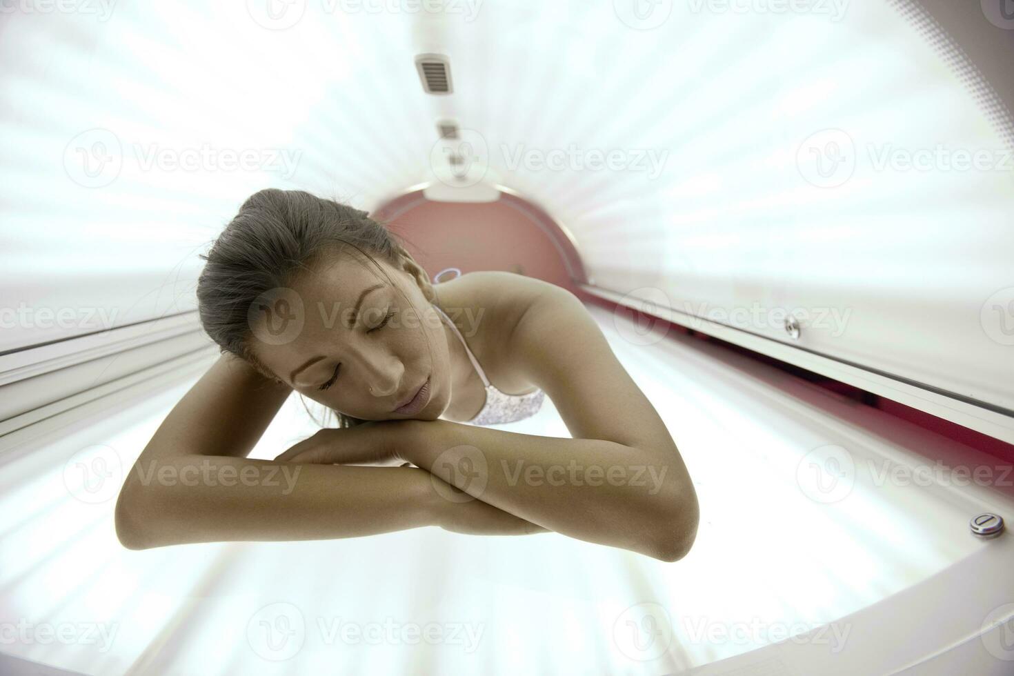 mooi jong vrouw bruinen in solarium foto