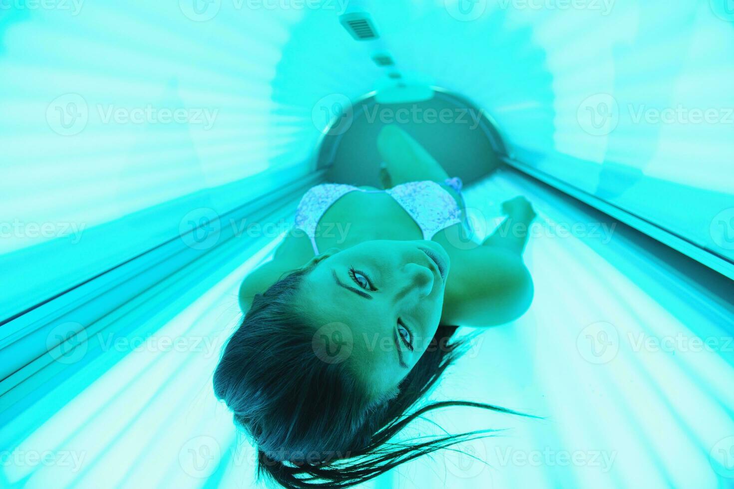 mooi jong vrouw bruinen in solarium foto