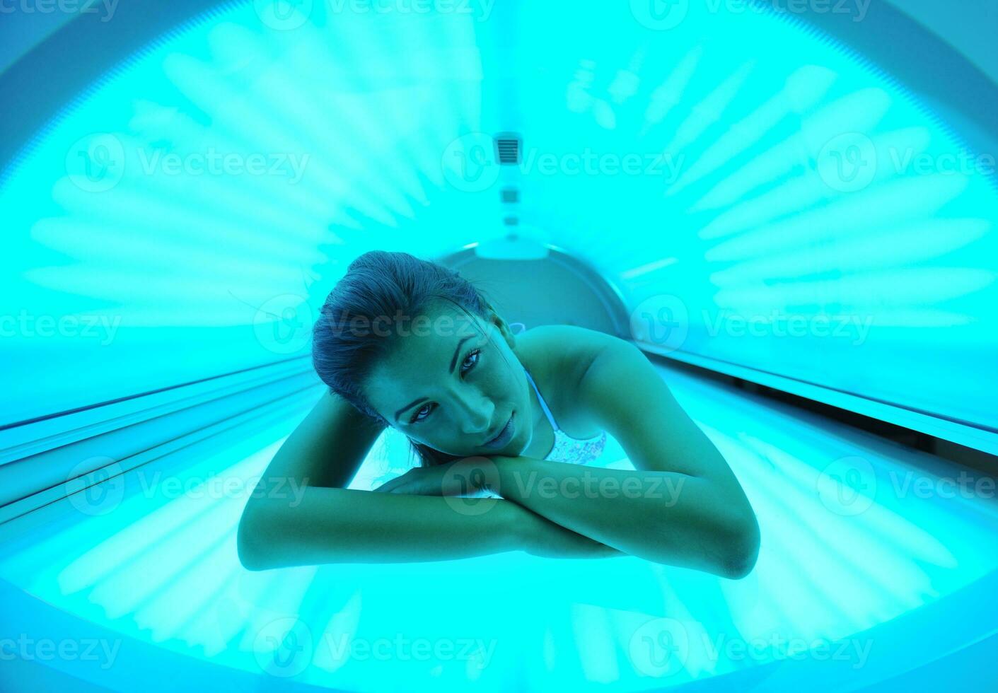 mooi jong vrouw bruinen in solarium foto