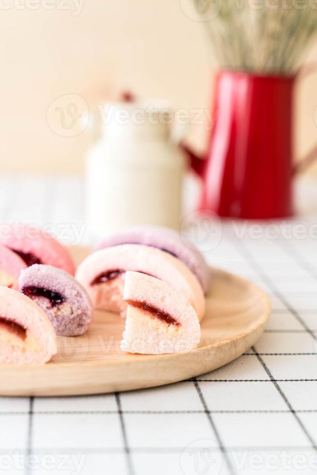 moerbei-, bosbessen- en aardbeienfruitcake op tafel foto