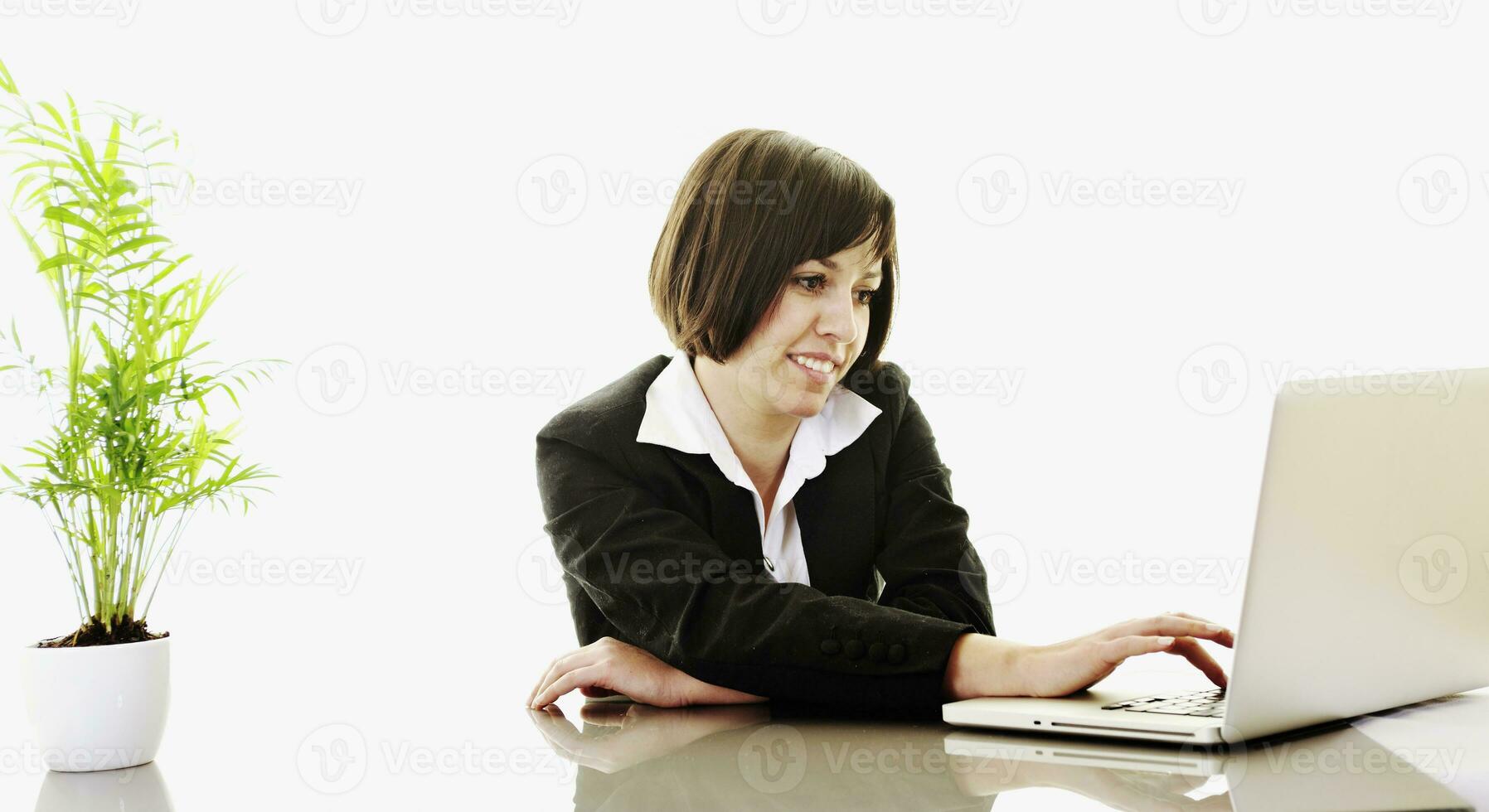 zakenvrouw die op laptop werkt foto