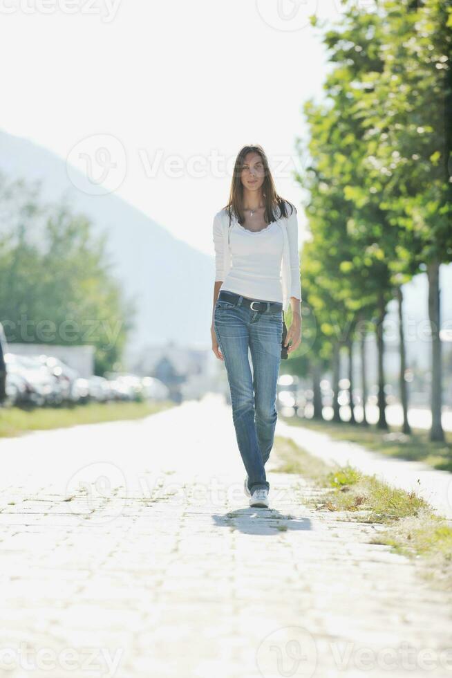 jong vrouw veel plezier Bij straat foto