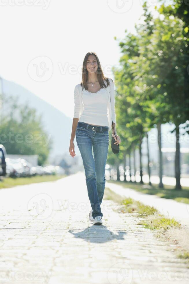 jong vrouw veel plezier Bij straat foto