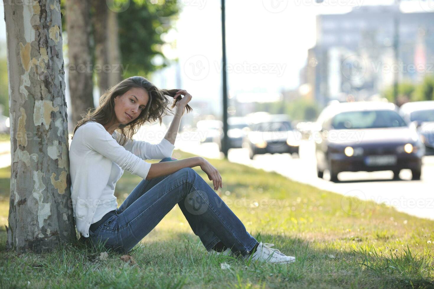 jong vrouw veel plezier Bij straat foto