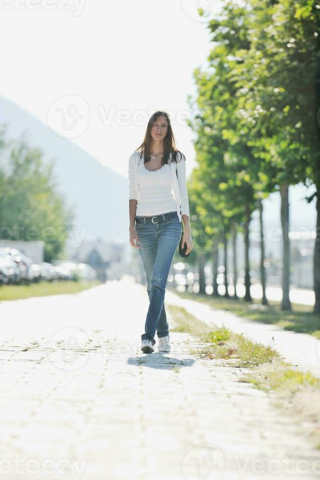 jong vrouw veel plezier Bij straat foto