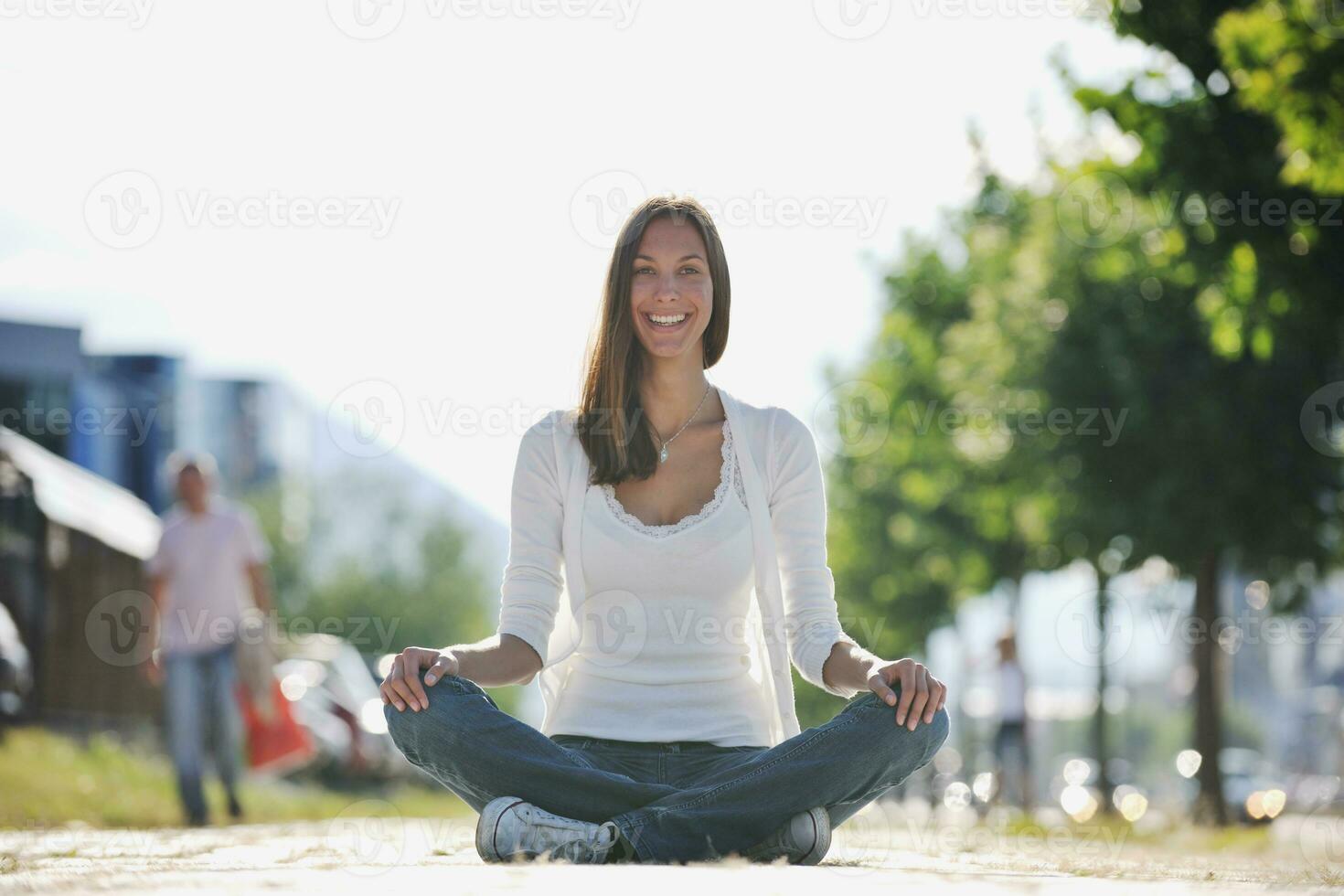 yoga Bij zonnig straat foto