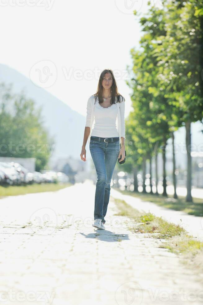 jong vrouw veel plezier Bij straat foto