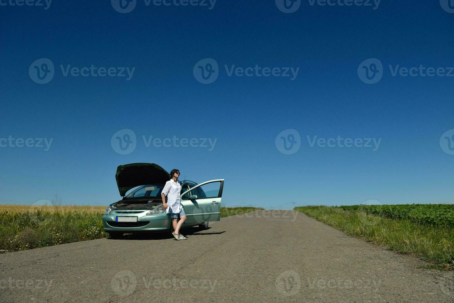 vrouw met gebroken auto foto