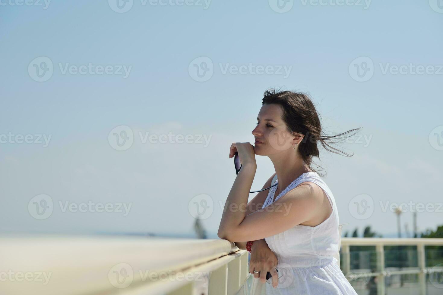 jonge vrouw met spreidende armen naar de hemel foto