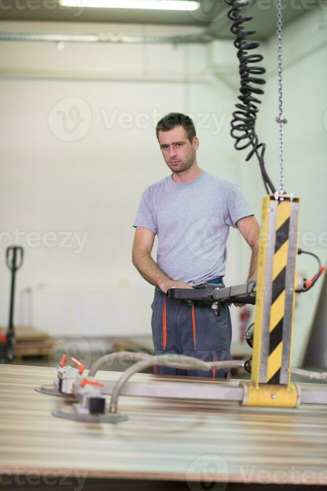 arbeider in een fabriek van houten meubelen foto