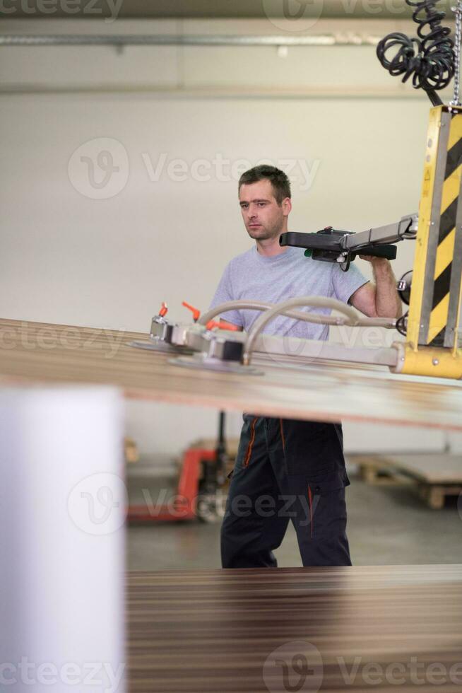 arbeider in een fabriek van houten meubelen foto
