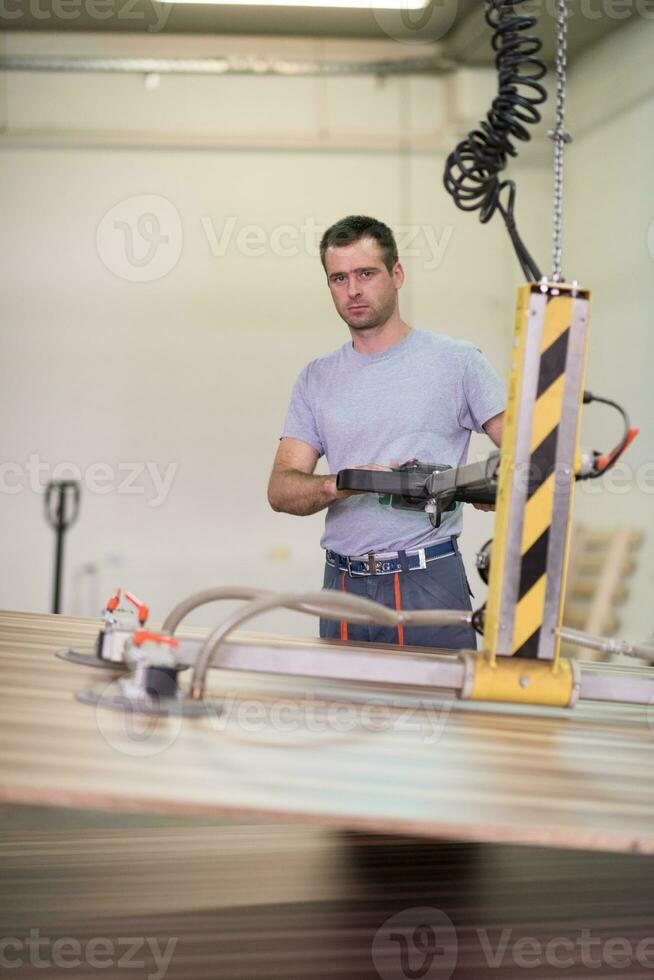 arbeider in een fabriek van houten meubelen foto