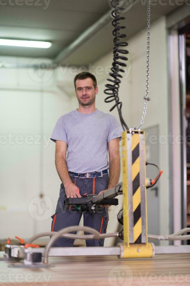 arbeider in een fabriek van houten meubelen foto